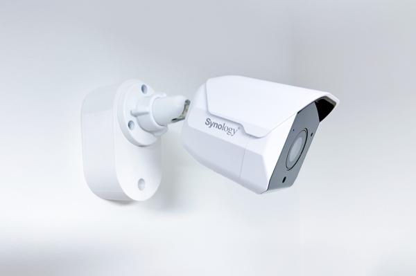 SYNOLOGY držiak s krytkou káblov pre kamery BC500/ 510 na stenu a strop, biely 