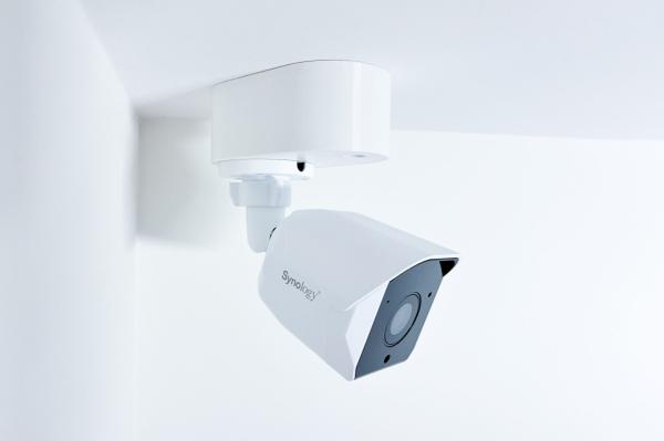 SYNOLOGY držiak s krytkou káblov pre kamery BC500/ 510 na stenu a strop, biely