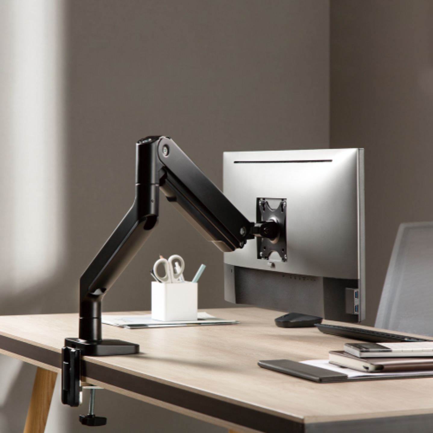 Držiak monitora Brateck LDT60-C012 jedno rameno mechanická pružina Heavy Duty 