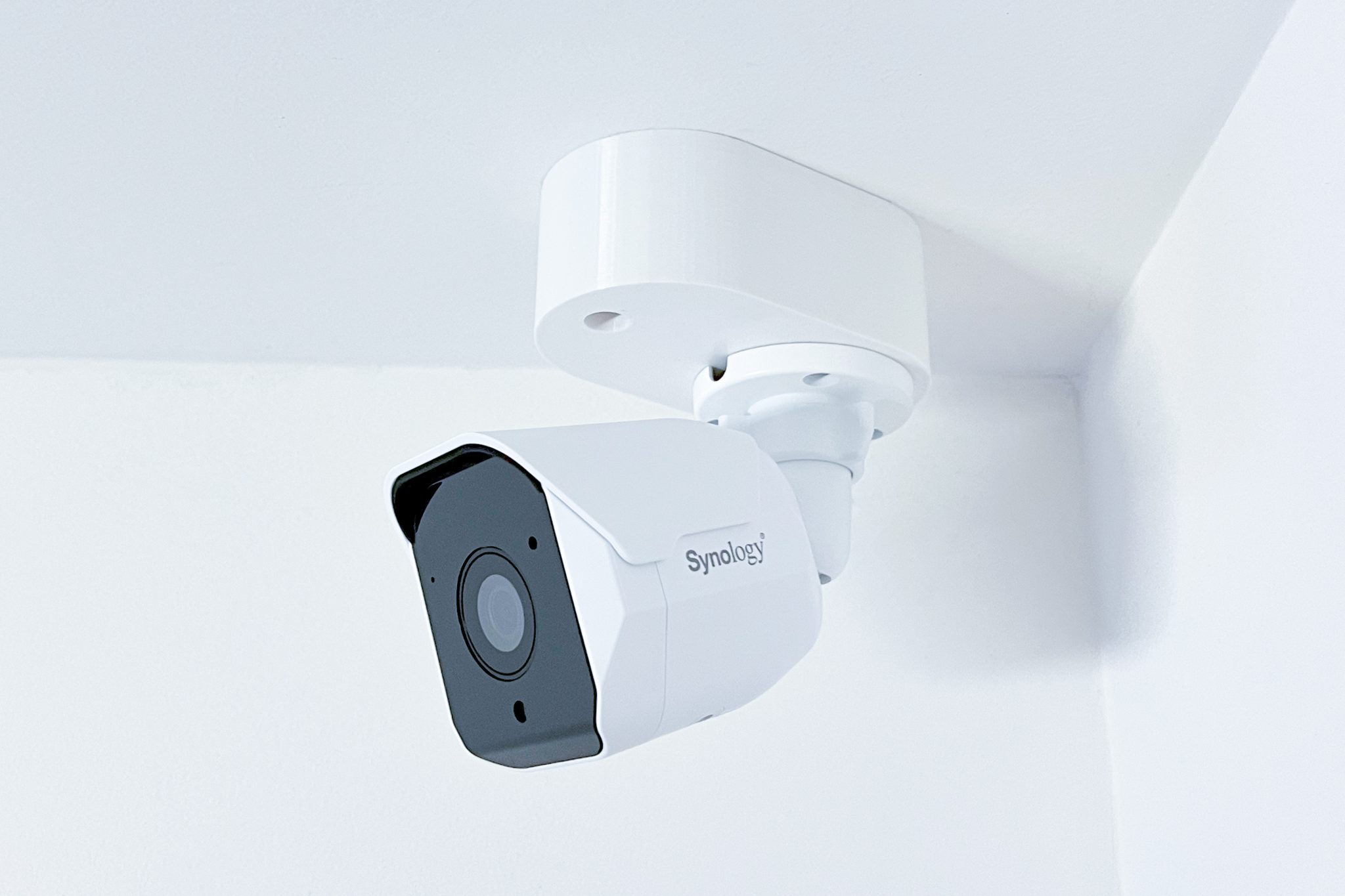 SYNOLOGY držiak s krytkou káblov pre kamery BC500/ 510 na stenu a strop, biely 