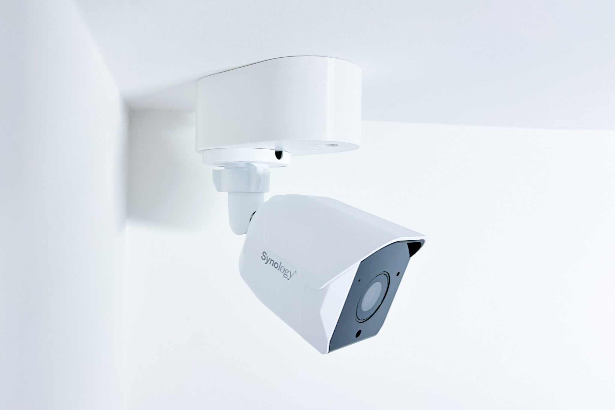 SYNOLOGY držiak s krytkou káblov pre kamery BC500/ 510 na stenu a strop, biely