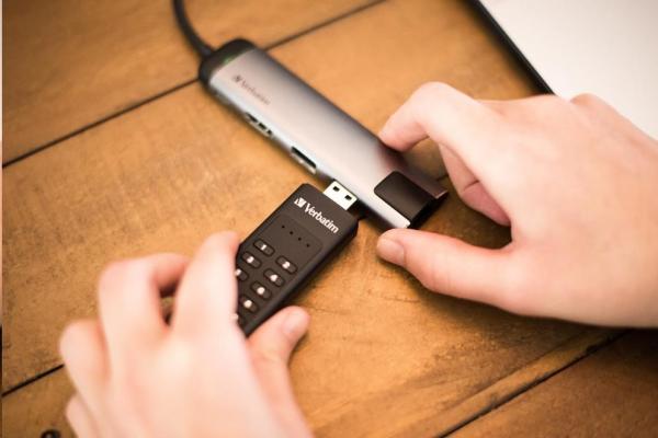 VERBATIM USB 3.0 Disk 64 GB - Zabezpečená klávesnica (R:160/ W:140 MB/ s) GDPR4