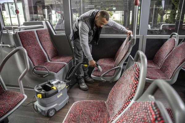 Karcher Puzzi 8/ 1 C čistič čalounění,  1200 W,  vyjímatelná nádoba,  1 l/ min,  1 bar,  vyjímatelná nádoba 2v17