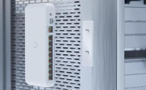 Ubiquiti UACC-Switch-FM, Floating Mount, magnetický nástenný držiak pre kompaktné prepínače UniFi