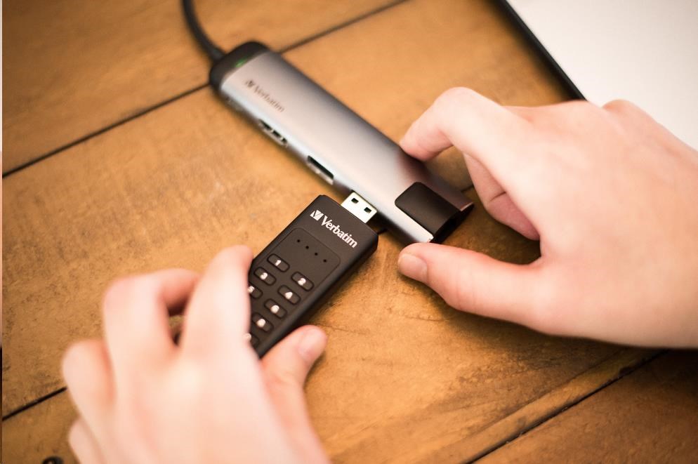 VERBATIM USB 3.0 Disk 32 GB - Zabezpečená klávesnica (R:160/ W:130 MB/ s) GDPR2 