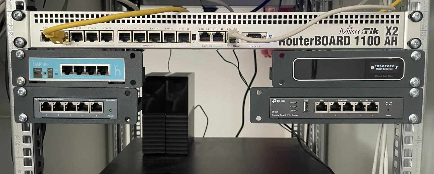 TP-Link D-TP100 Držák do racku pro OC200/ OC220/ / SF1005xx/ SG105xx/ SG1005xx,  šedý1 
