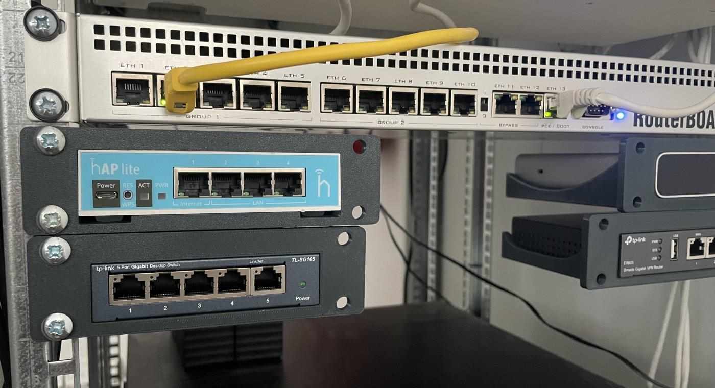 TP-Link D-TP100 Držák do racku pro OC200/ OC220/ / SF1005xx/ SG105xx/ SG1005xx,  šedý2 