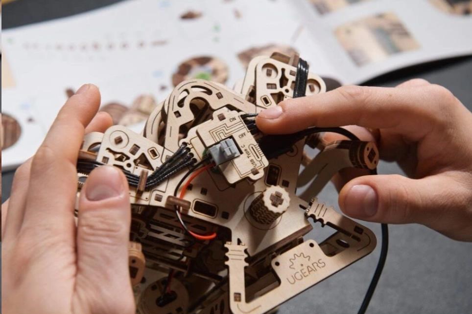 Ugears 3D dřevěné mechanické puzzle Motor V82 