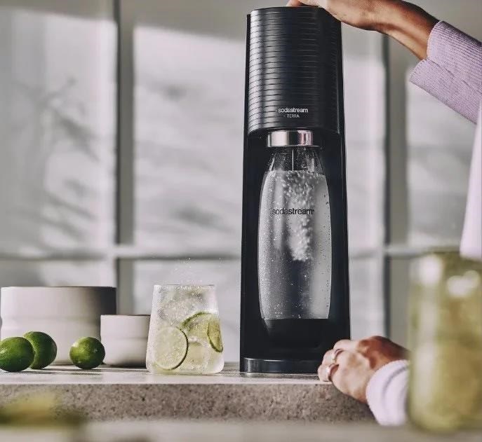 SodaStream Terra Black výrobník sody,  mechanický,  1l láhev SodaStream Fuse,  bombička s CO2,  černý2 