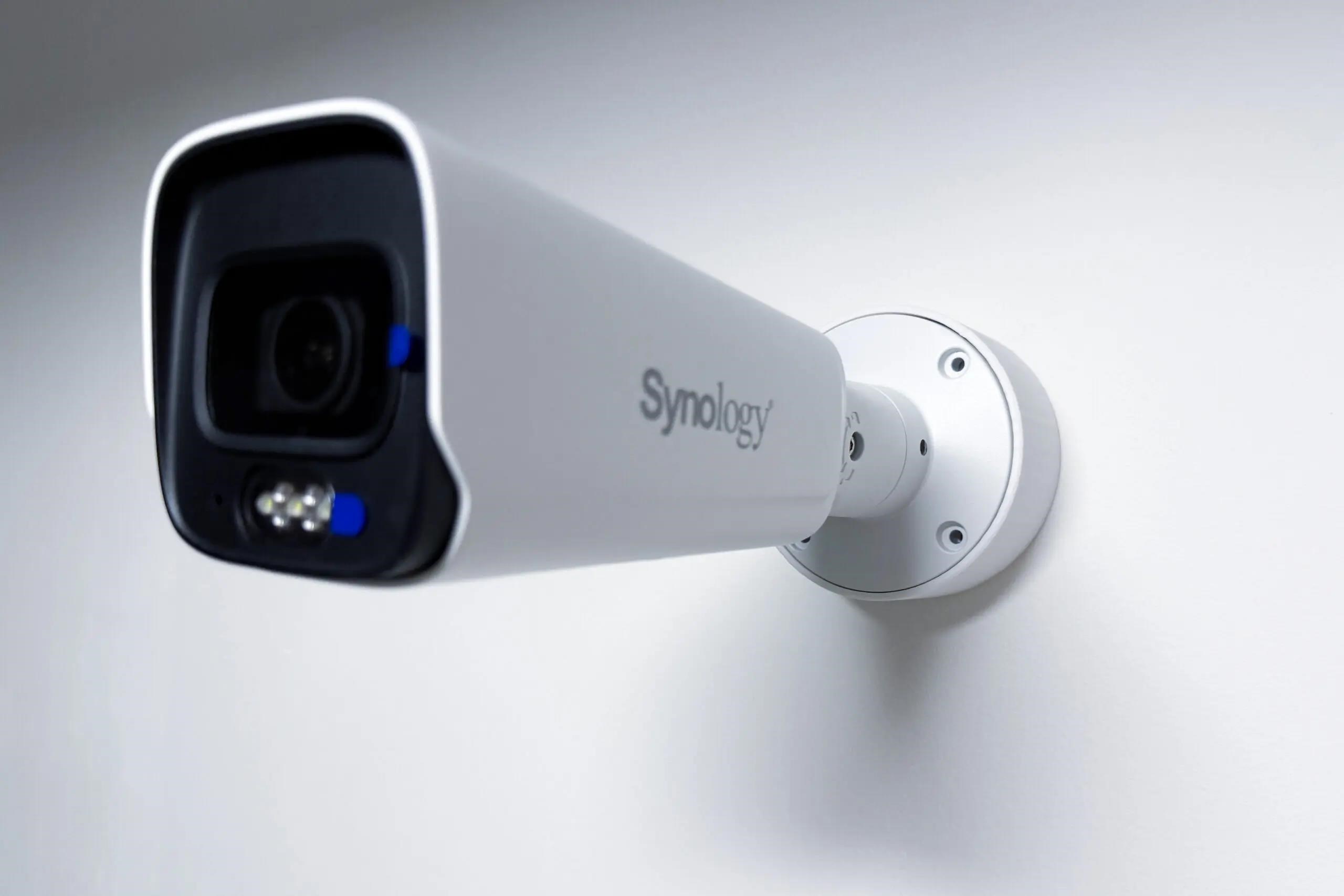 Synology D-SBC800-C - Držák pro kameru Synology BC800Z na stěnu i strop0 