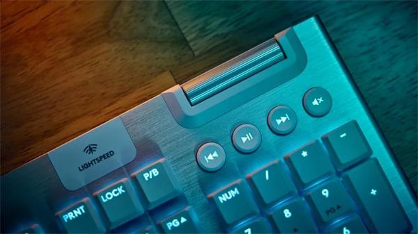 Logitech® G915 X LIGHTSPEED Low-Profile Wireless Gaming Keyboard - BLACK - US INT"L - hmatová 